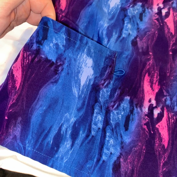 Women’s scrub uniform shirt, 2 pockets on front,tie dye design,lightweight,XL - Picture 4 of 12